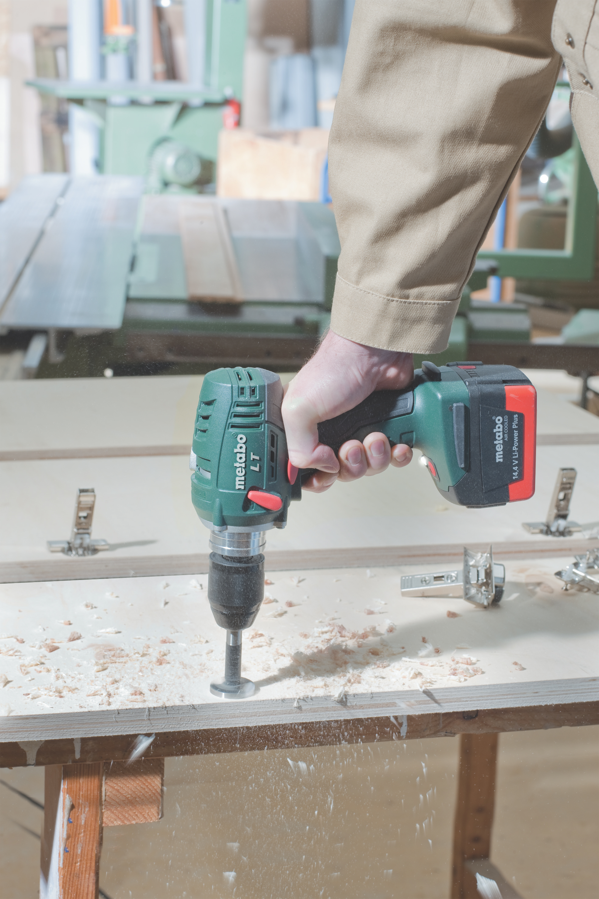 Увеличенная фотография Аккумуляторная ударная дрель шуруповерт Metabo SB 18 LTX BL Quick (2*5,2Ач 90Нм) 602199650